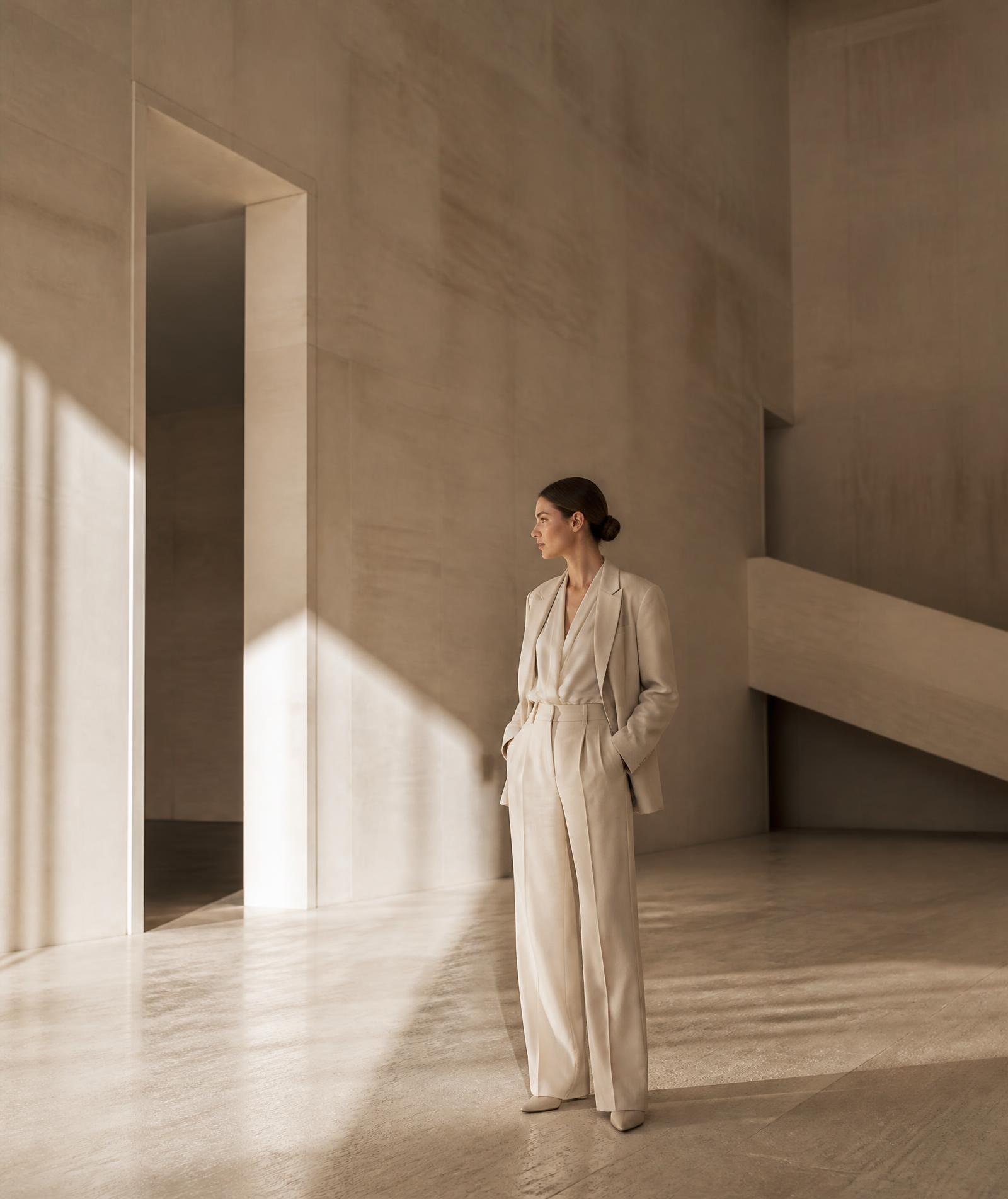 Mari Patrício em um interior arquitetônico iluminado por luz natural